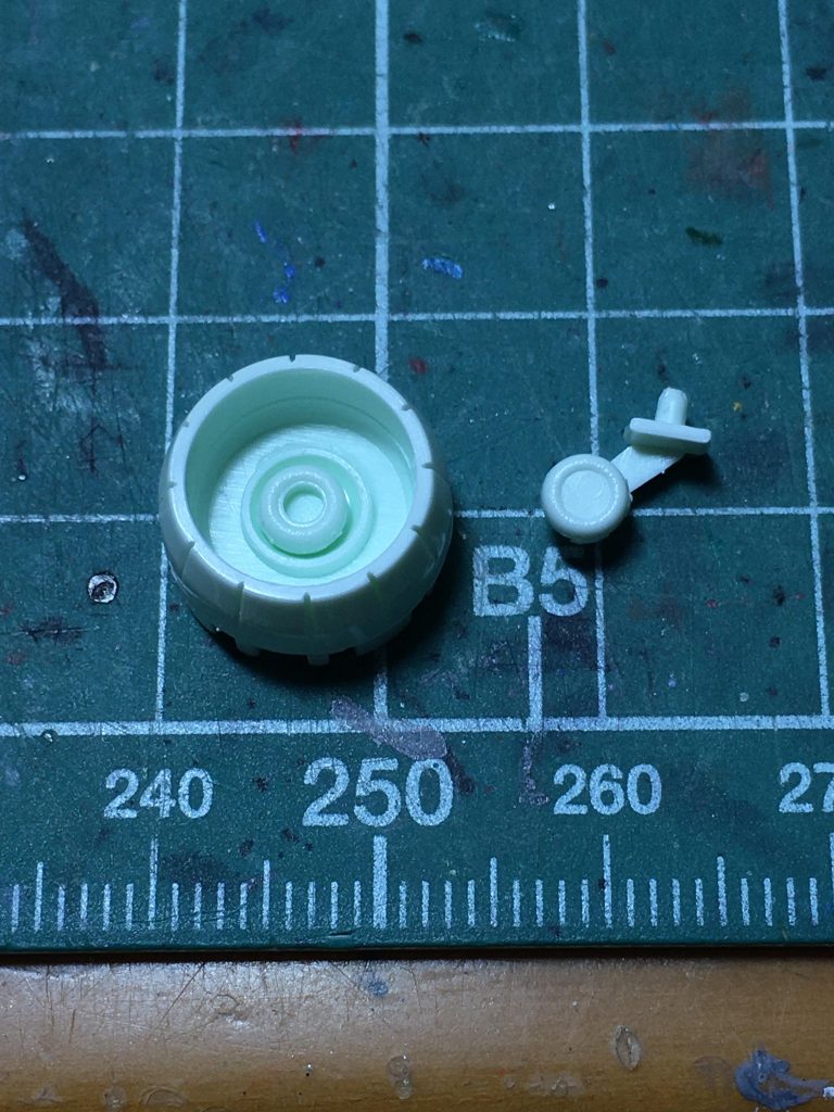 着陸脚を使わないので、車輪パーツを後部タンク部左右につくバーニア内に接着してディテールアップしました。この時期のキットはバーニア内の形状があっさりしてますし、部品も無駄にならないためおすすめです。