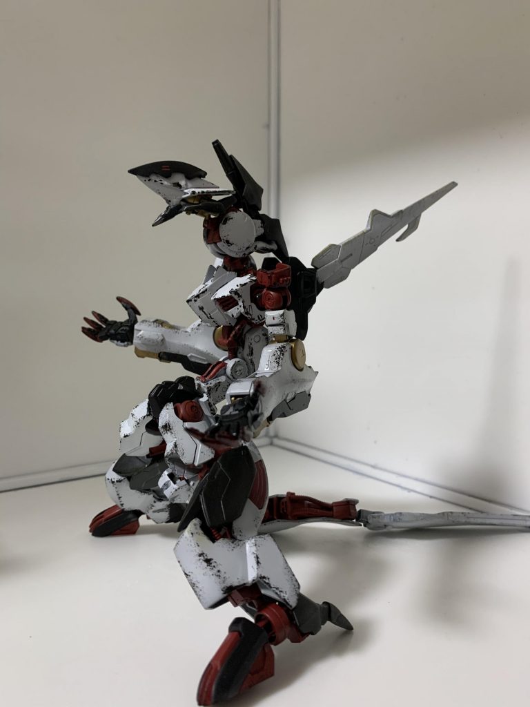 咆哮しているのをイメージした1枚HGでの制作とはいえ少し鉄血世界のモビルアーマーを意識した面もあり全高が結構あるのでアングルの調節がかなり難しかったです笑