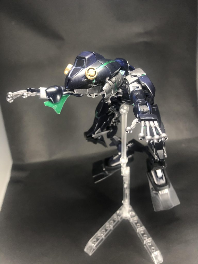 勢いよくジャンプ！手指や足裏に仕込まれた緩衝材により静かに着地し、敵に見つかる事なく近づいていく。＊雑記③足は本物と同様かなり長いです。足の裏とふくらはぎと太腿が同じくらいの長さなので、伸ばすと凄い事に(;´д｀)実物になるべく近づけようとするのはいつもの動物作成と同じですが、今回は結構パーツ選びに苦戦した覚えがあります。特に頭部(´Д` )手指の丸い部分は100均の手芸用ビーズを使用し、カエル独特の手をうまく表現できたかなと思ってます。