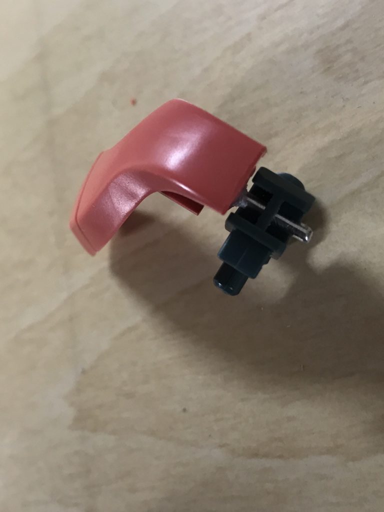 肩のフィンのピンをへし折ってしまったので、アルミ線で対応。もともと黒いパーツにピンがついていたんですが、そっちに穴を開けて赤いパーツにアルミ線を固定することで、可動を確保しています。