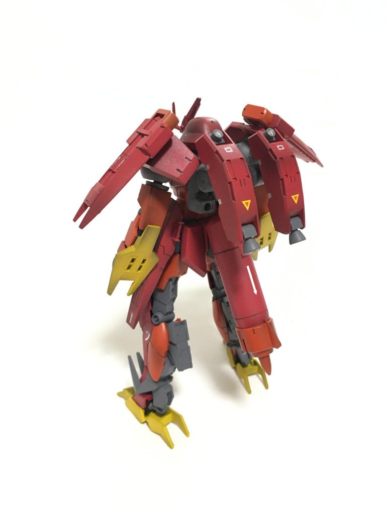 背面はこんな感じです。朱雀、と言われると不死鳥的な翼の大きな鳥を想像するんですけど、自分は『翼』じゃないアプローチで朱雀を表現したいと考えて、敢えて小ぶりな、『朱い雀』に見えるような機体を目指して製作しました。