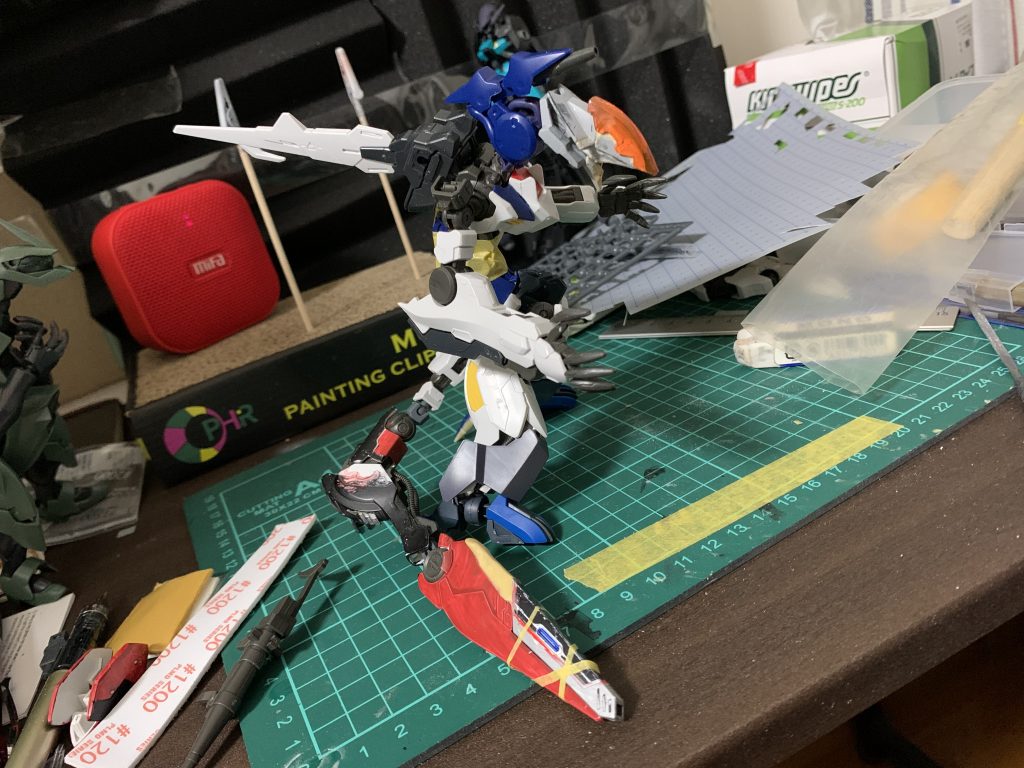 更に頭にバイザーを加えて機械仕掛けの怪獣らしさを追加しました。クリアオレンジのバイザーもカッコイイですが、少しヒロイックすぎたので、今回はあくまでも怪獣つまり悪役な訳ですから完全に黒で塗りつぶしてしまいました。