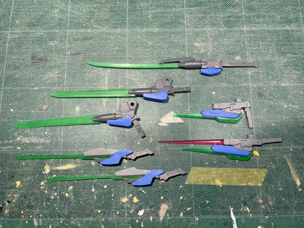 7本を並べてみます。こういった、武器だけの改造も好きなので、アストレアRFの換装パーツと同様に、これからもどんどん作っていきたいと思います！