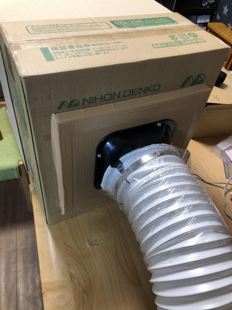 後ろはこんな感じです。換気扇の裏に開閉式のハッチが着いてたので、開閉スペースを確保するために厚みをもたせてます。空気漏れはラップ巻きつけて修復できました。