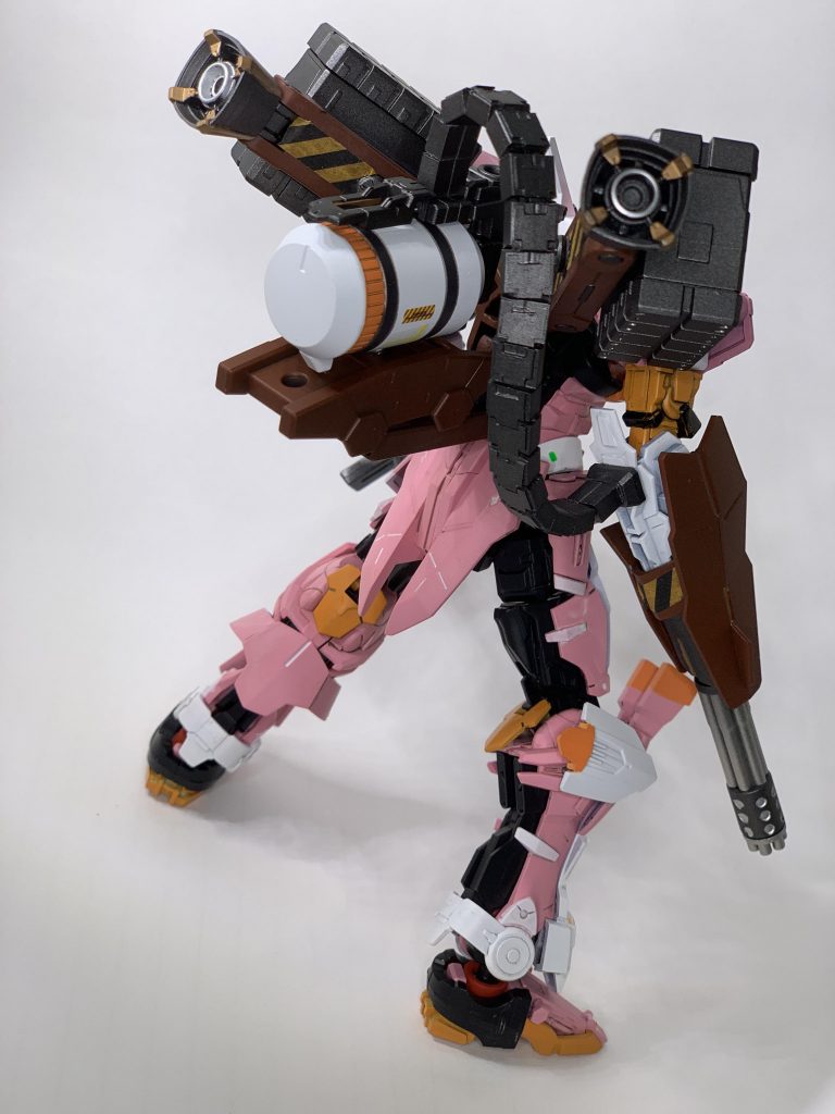 背面、弾倉は以前ギアーズザクウォーリアを制作した時に作ったけど使わなかったプラ材から自作した物を流用してます。なかにケーブルコードを仕込んでるので自由に曲がります。