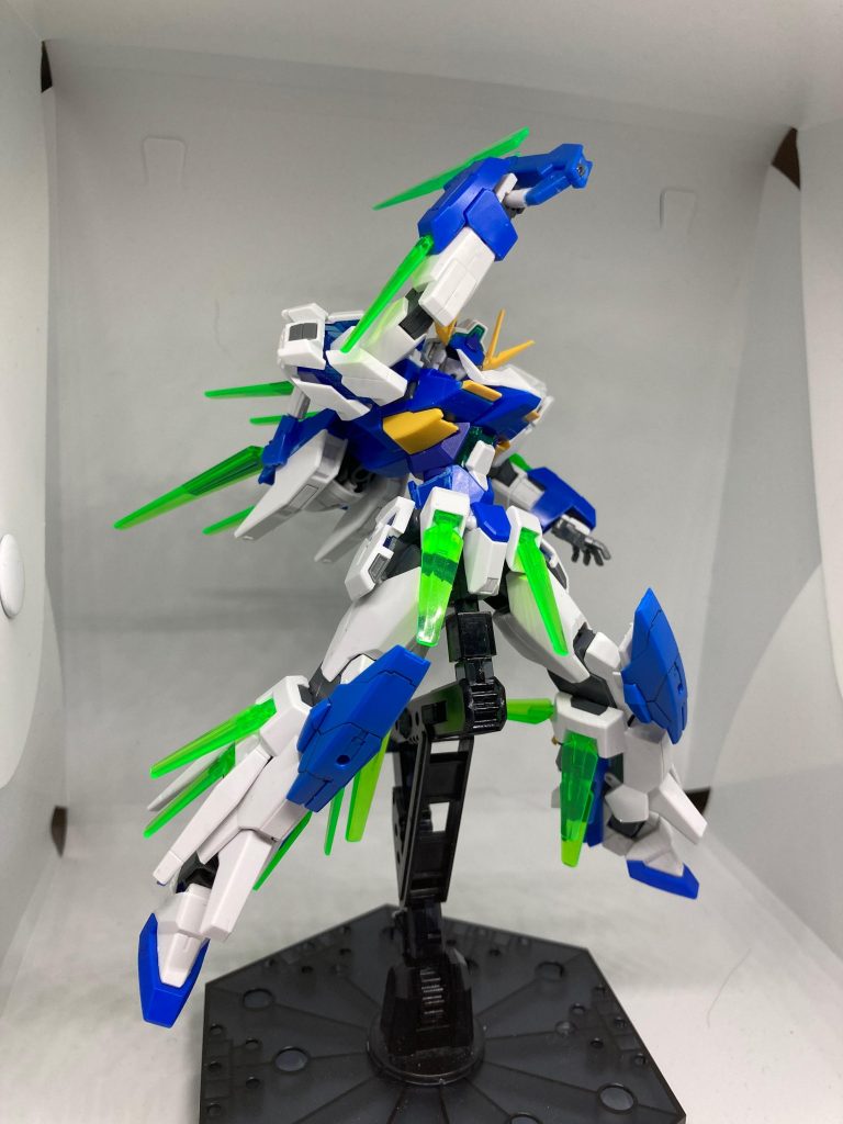 まずはガンブレイドこの機体のメイン武装でダブルオークアンタフルセイバーから回収してホビージャパン付録ながらの使いにくさを改善して持ちやすくそして、ディテールを増やしました機能はそのままにガンモードとブレイドモードにできます!