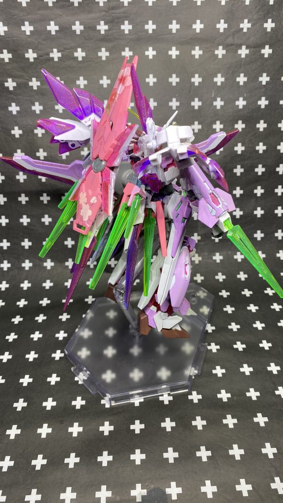 フルウェポン形態。各所にAGE-FXのパーツを使っているので要望のCファンネルを装着できます。