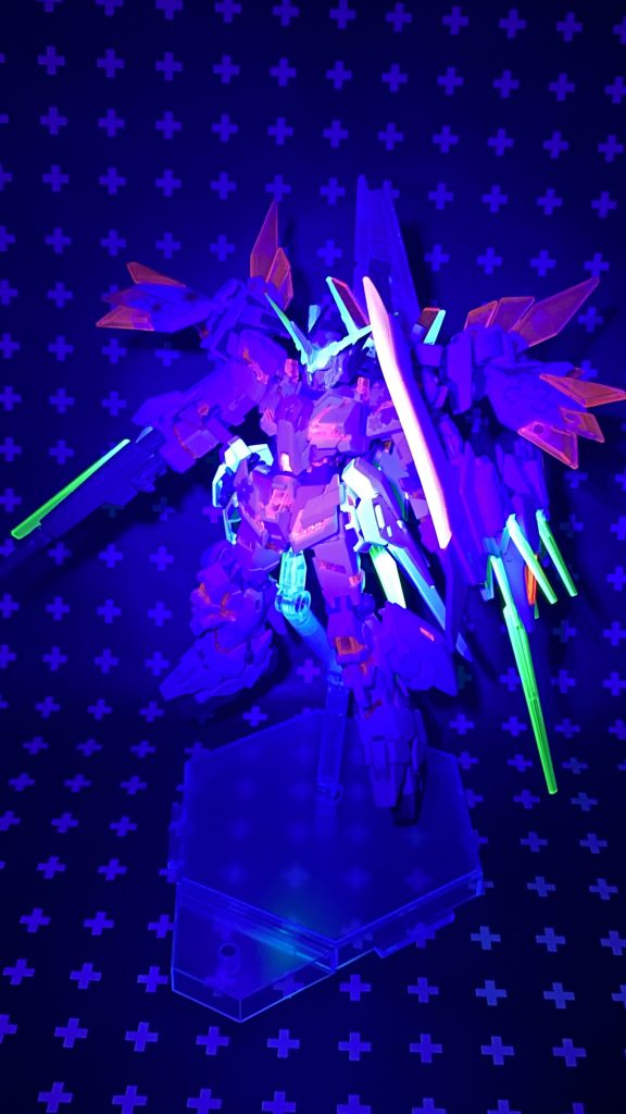 各所に蛍光塗料を使用したのでブラックライトに反応するようにしました。(←娘の一番のお気に入りポイント☆)