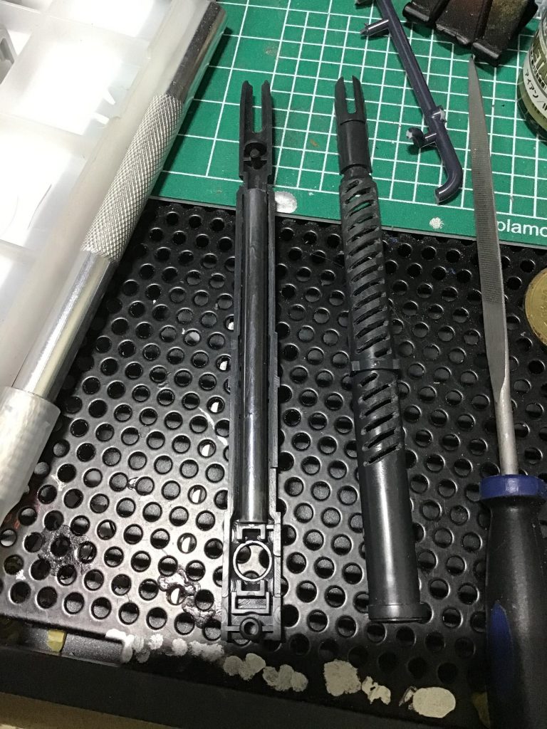 スマートガンのスリットは全て開口。中に5ミリのプラパイプを入れて、それっぽく見えるように弄ってます。