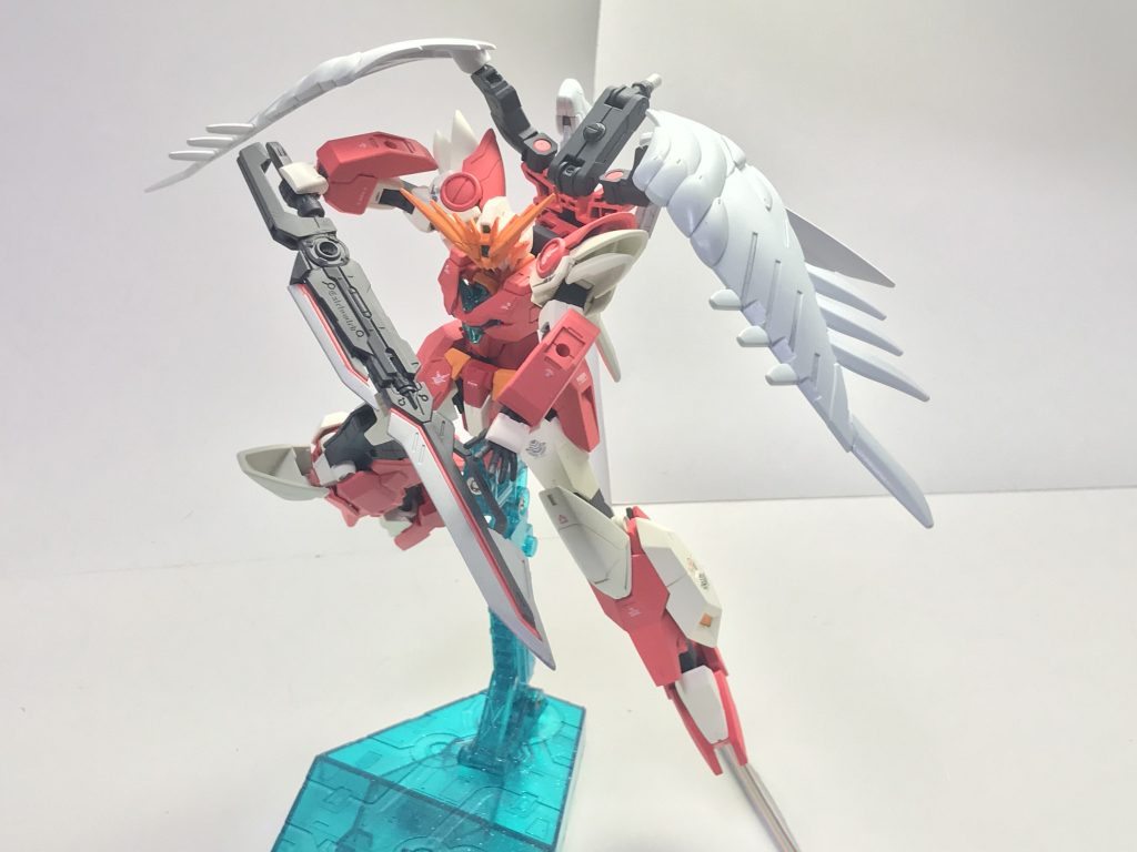 ビルドボルグ。カレトヴルッフをベースに、少女が「軽く、振り回しやすい」ことをコンセプトに改造した大型剣であり、その威力はフェアライズの頃から折り紙付きだったものの、手足が伸長されたことに伴って、武装の威力自体はそのままでも膂力を活かしたパワーの増大が発生しているなど、依然として少女を支える主力兵装である。