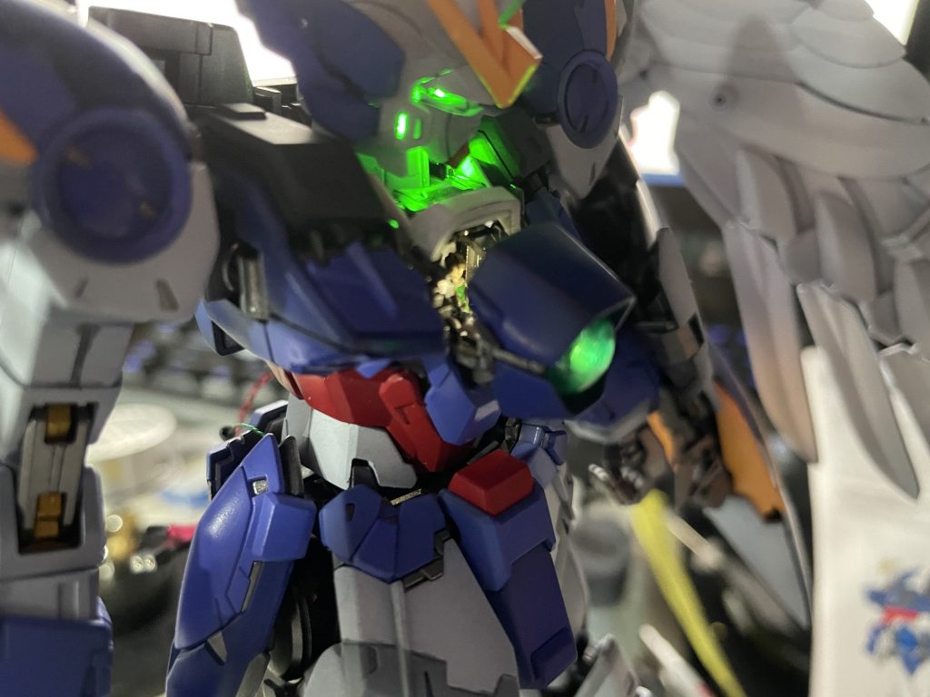 コックピット内部もアニメみたいに光るので、中のヒイロがよく見えます。