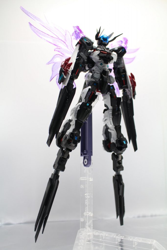 こちらは必殺形態[ミラージュモード]顔を反転させバックパックに搭載されたドラグーンを腕部と脚部と合体させることで変形します。また肩と背面から紫色のエフェクトを放出し“光の翼”としてこの形態の象徴となります！(脇の下辺りにビームサーベルが隠し腕の如くついています)