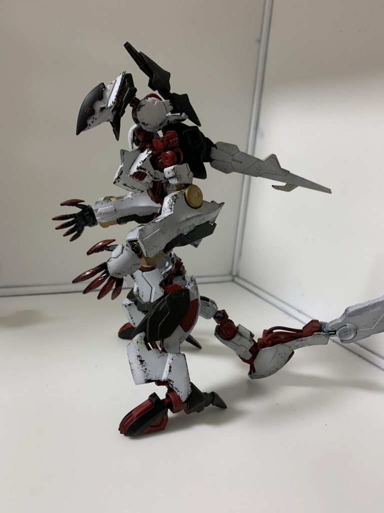 側面からの1枚ルプスレクスの獣らしさを全面的に出す改造をしたかったのと、制作中とあるゲームにて、こういった怪獣（恐竜？）のような見た目のロボットが活躍していたので、すぐに影響を受けてしまい作成しました。