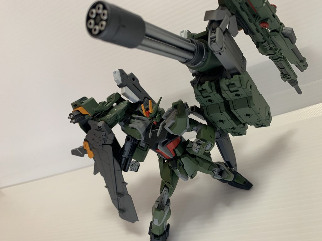 ビームガトリング左側のバッテリーは大型ビーム兵器搭載を前提としているため給電回路が独立させてありシフトダウンを気にすることなく火器の使用ができます。このガトリングはバッテリー一基を丸々直結させてあるので、他の火器との電力配分も気にする必要もありません!