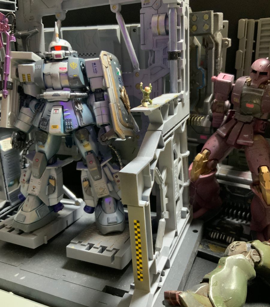 ア・バオア・クーには1年戦争末期、撃墜されたMSがパーツ確保の為に保管されている妄想😅