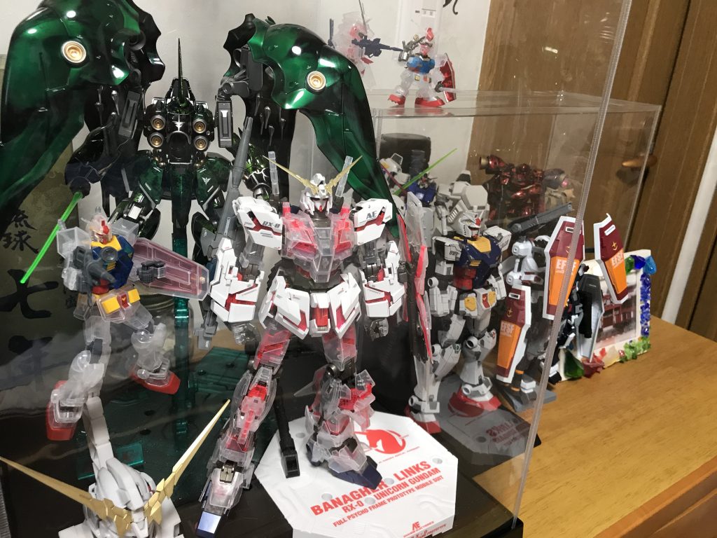 こんな感じで飾っています。MGユニコーンにも負けない存在感!