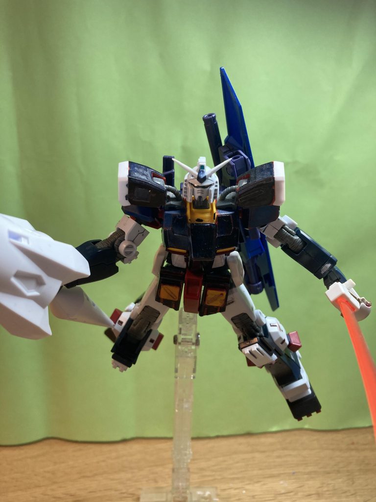 武装は極めてシンプル。ビームサーベル(カトラス)、ビームライフル、そしてバックパックに装着しているロングビームライフル、ランス。これのみで敵を撃墜する。