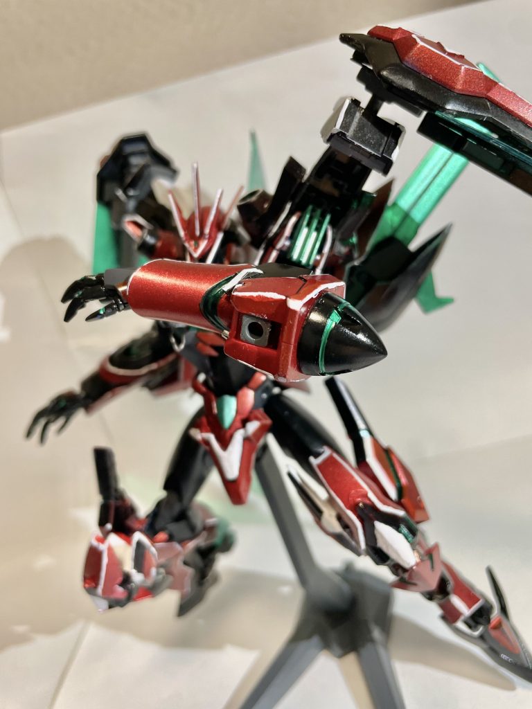 本機最大の特徴は動力源にツインドライヴシステムを採用していることにある。これにより機体出力の向上はもちろん、ダブルオー系統が持つトランザムや量子化などの特性が引き継がれる形となった。