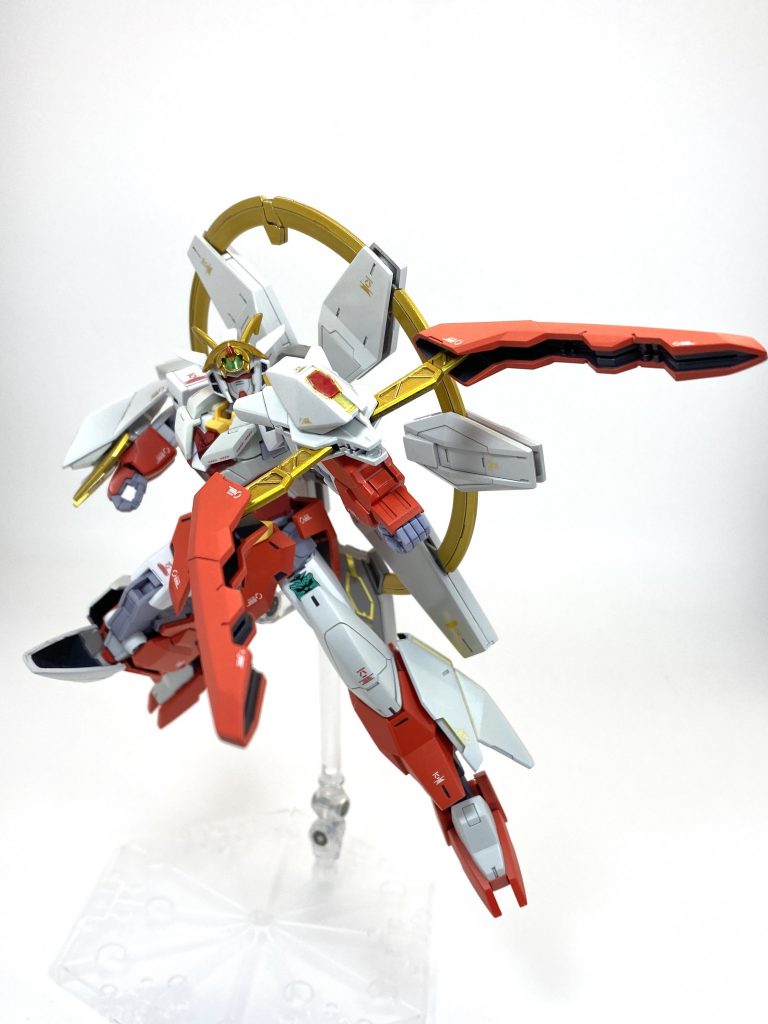 左腕のユニットは単体ではマガノイクタチとして機能し、敵機のエネルギーを吸収できる。