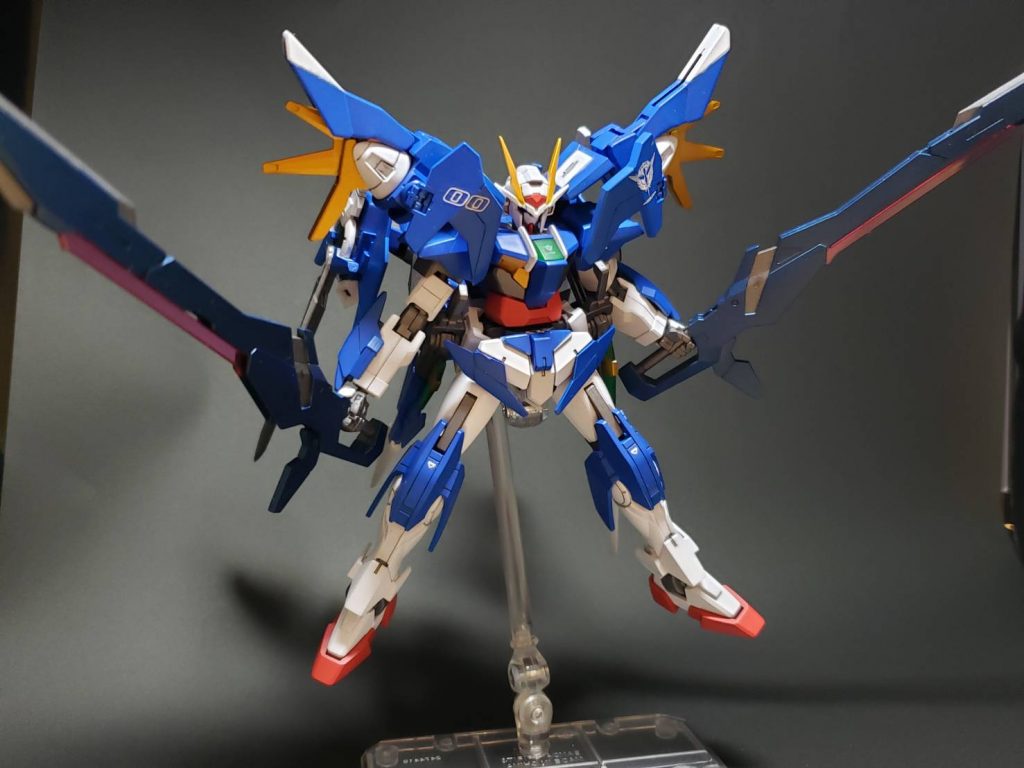 光の翼が無い状態になります。手にはメイン武器のバスターソードが2本。腰部フロントアーマーの外縁部にビームサーベル2本。