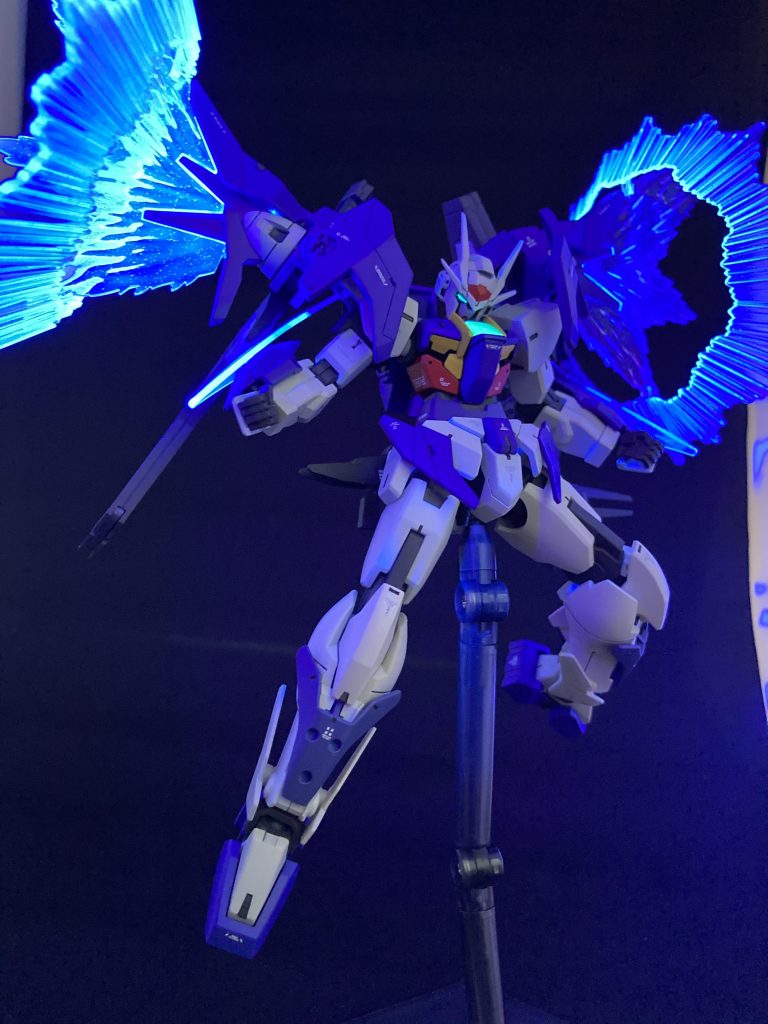 蛍光塗料を使っているのでブラックライトに反応します。