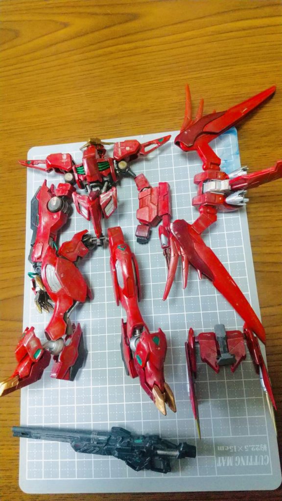 ベースはバルバトスルプスレクスで、デスティニーの翼と肩部、天ミナの武装などを追加しています。左腕はジャンクパーツで作りました。