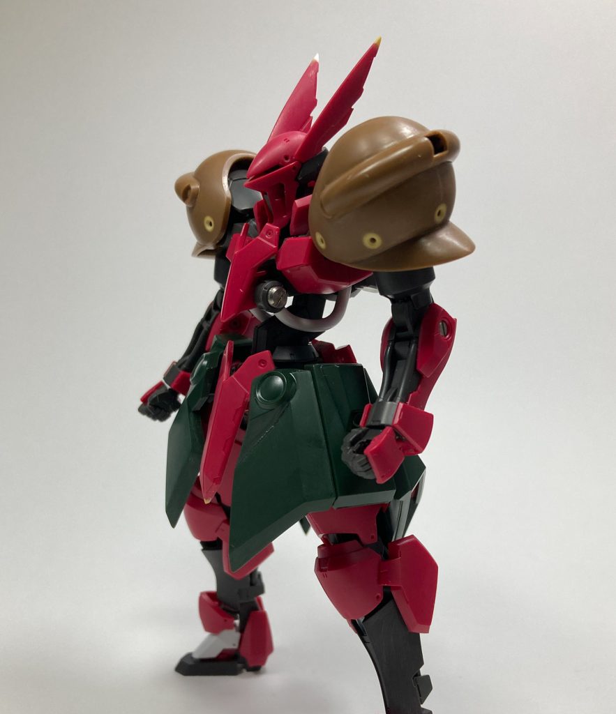 ここから制作途中の紹介です。肩と腰のパーツをガブスレイから持ってきました(肩のビーム砲は工作の都合で外しています)。
