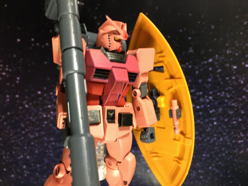 ビームサーベルバックパック変更によりシールド裏面にマウントされたビームサーベル。威力は変わりないが本体からのチャージを受けられないため一戦闘での使用可能時間は劣る。