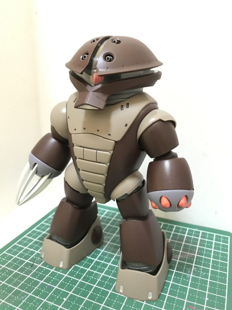 正面から色分けは良好で合わせ目も目立たない数箇所のみ頭部は非常に外れやすく動かしてて軽く触ったくらいでポロリします