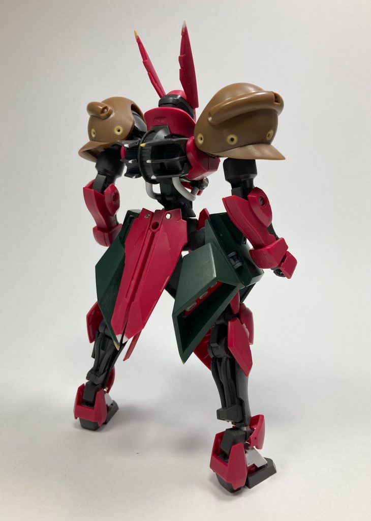 アンテナ、背中の突起、腰アーマーの各先端部はパテやプラ板を足してピンピンに尖らせています。あと実は肩アーマーの鍔部分は元のままだとクセが強かったので、結構削って形を調整しています。