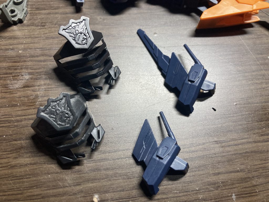 サージェントの頭の側面にあるツノ（？）を切り落とし側面のモールドを変更バイザー部分の上部を切り落とし詰めエンブレム部分もそぎ落とし少し下に