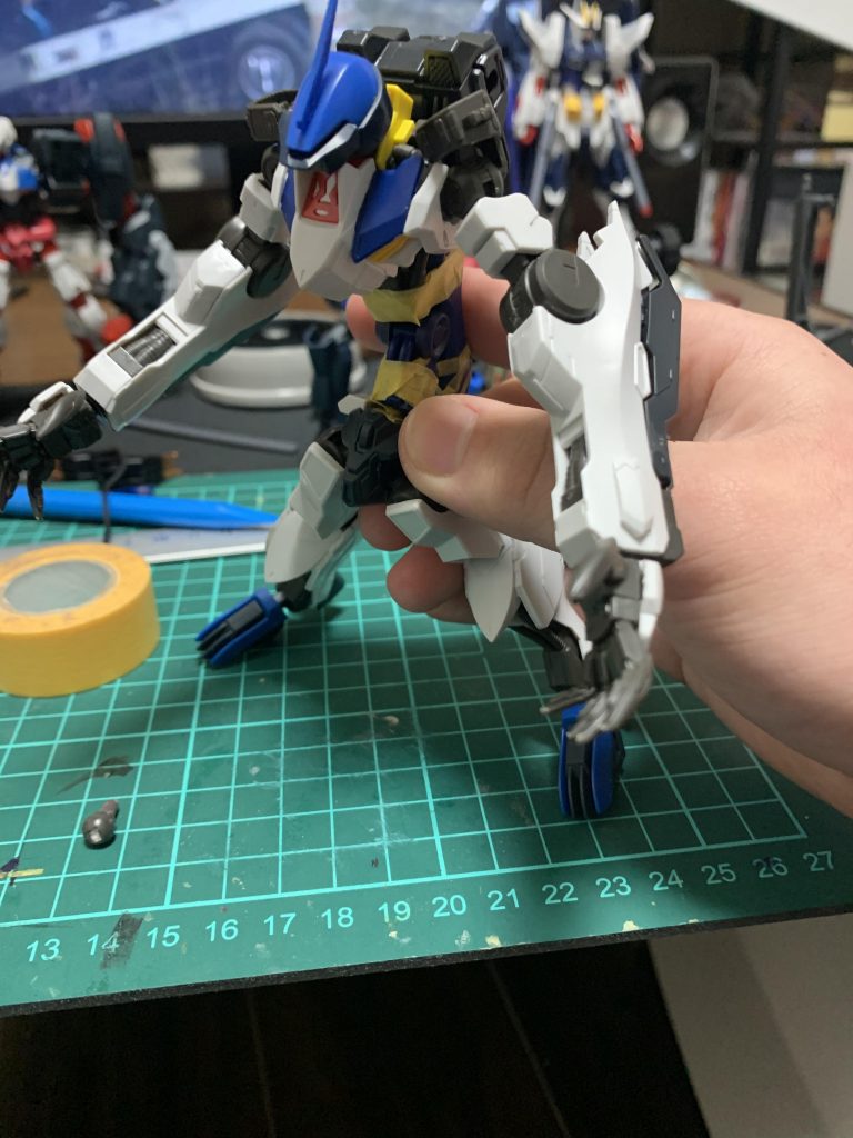 まず、他の子にパーツを取られてしまい、体と腕足部分だけになっていたバルバトスルプスレクスを大元にして、怪獣を作ろうと制作を開始足首から下と腰は同じく余っていたダンダリオンの物を使いました。さらに前傾姿勢にしたかったので、ゼルトザームアームズの腕関節を使って腰から背の部分を延長（？）してみました。ここまではかなりスムーズに決定したのですが、自分のイメージする怪獣に対してこいつは何かが足りない気がしていました。