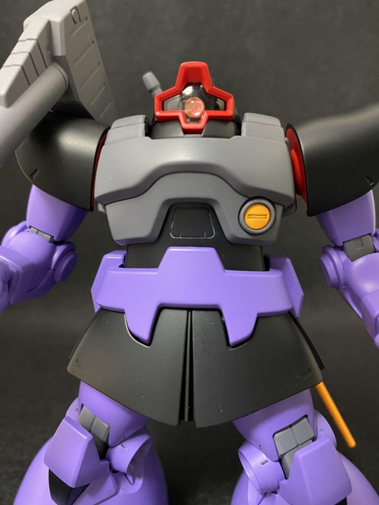 モノアイは、Hアイズを使ってみました。Hアイズにした上でクリアパーツのカバーをつけようとすると閉まらないので、モノアイ部分を少し削りました。あと、胸のところの黄色い丸の部分。初めて円形マスキング使ってみましたがコレがマジで神様でした。メチャ楽やん…！