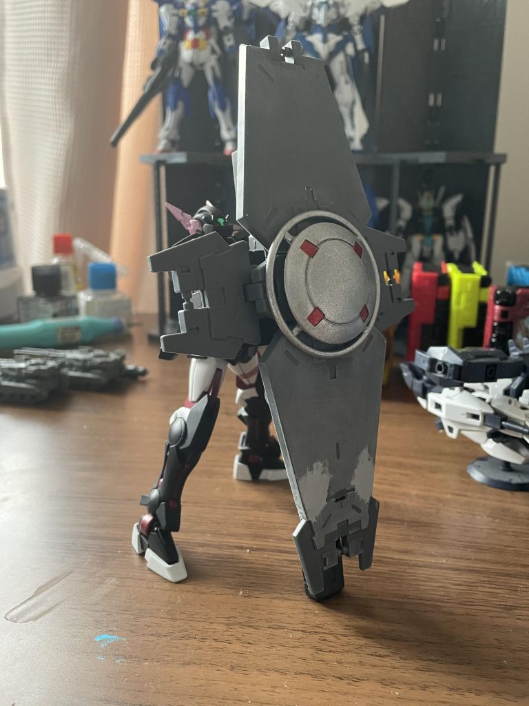 ただし、シールドの上側は長すぎて、下側は短かったので、パーツを切り貼りして長さを調整しています。ここは自分の納得のいくところまでこだわりました。