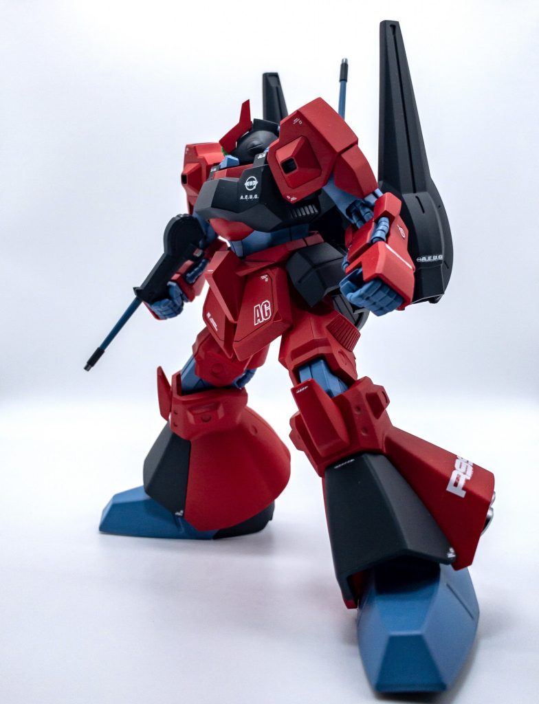 マッシブな機体に小さなビームピストルがなんとも可愛いです。