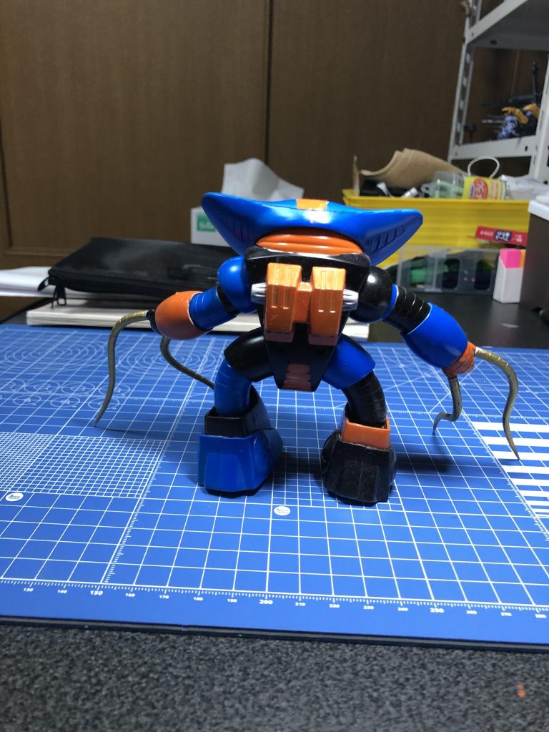 旧キットを作る時に良く悩むことなんですが、色を塗ってから組むか、組んでから色を塗るか毎回悩んでいます。これは、色を塗ってから組み立てましたが結局どっちがいいんでしょうね。