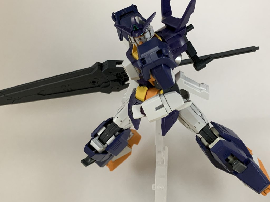 主兵装は大剣が一つのみ、後は肩と脛に牽制用のマイクロミサイルを仕込んでいます。脚も重くしているので大剣と四肢による無茶苦茶なAMBACで対戦者を翻弄します。