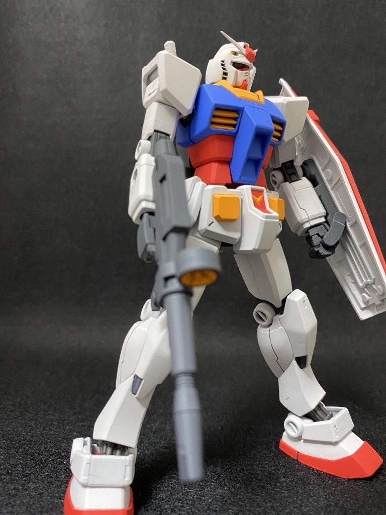 うーん、このアングル微妙…。ガンダムは、シールド持ってる側から撮った方が100倍カッコ良く撮れますね。