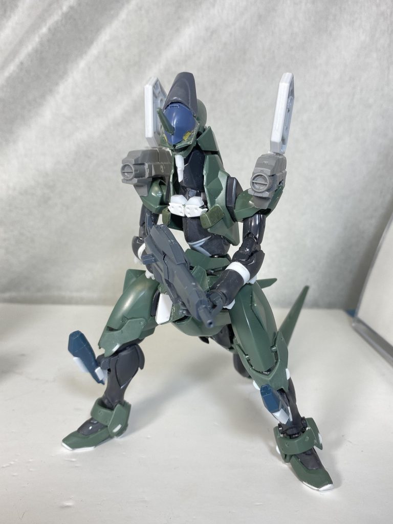 特徴的な肩アーマーやヒザのパーツをミキシング。この辺でかなりイケると確信し、初号機のアレンジ作品としても遜色無い仕上がりを目指して本気モードでの制作にシフト。