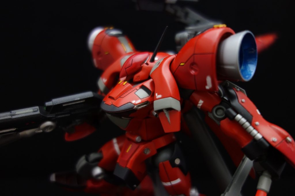 個人的に一押しポイントのヘッドパーツです。パテをもりもりして作りました。