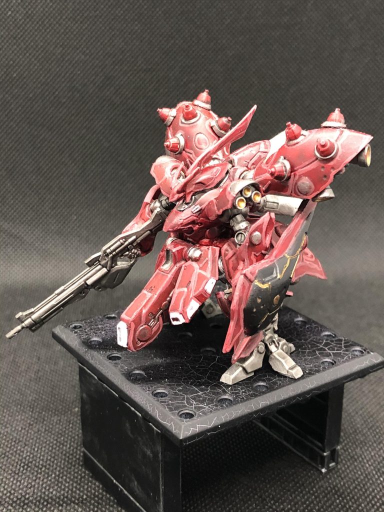 台座は「食玩ベース」です。水性サーフェイサー（グレー）後に、ガンマカエアブラシ で黒を吹いたら、クラッキングしてしまいました。。想定外です。