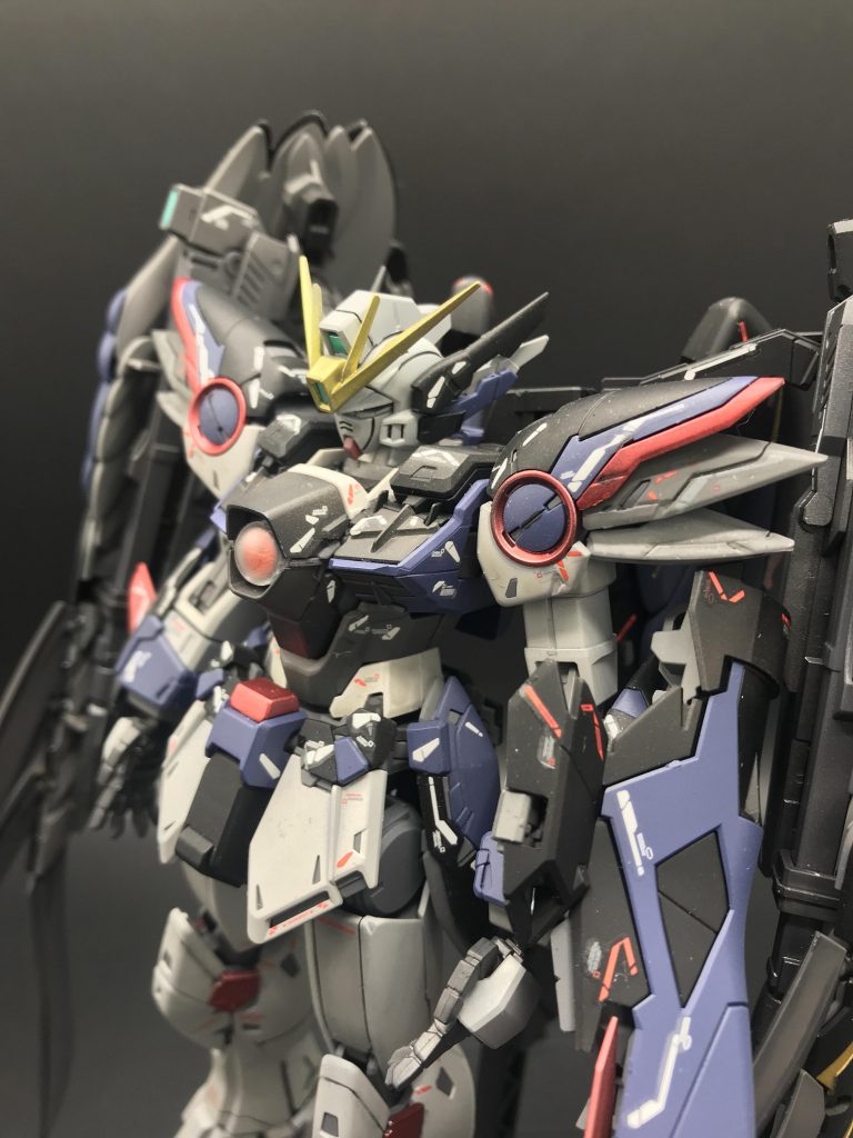 各色は、ブラック・アイアンブルー・グレー系5色・ゴールドを塗り分けて、レッド部分はキャンディー塗装となっています。全てつや消しで処理しています。 