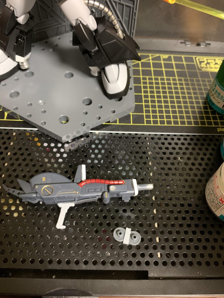 ライフルはそのままだと持たせにくいので持ち手の位置を変更して別のライフルのパーツを移植。ランドセルもそのままでは着けられないので接続部をプラ板やビルダーパーツで作製しました。