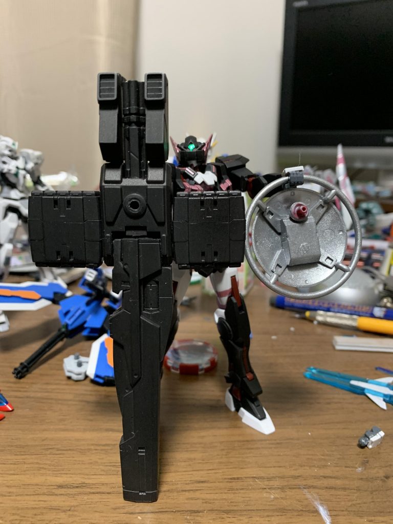 参考に、武器の基部はこんなふうになっています。K9ドッグの本体を中心に、シグマシスライフル、ミサイルポッド、GNピストルホルダー、ガトリングを組み合わせています。