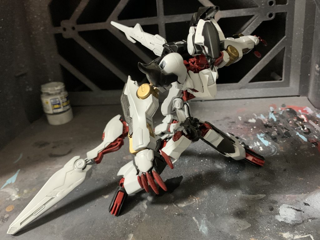 ウェザリング塗装前の状態です。白色の部分にはグラデーション塗装をしてみましたが色が近すぎたのかあまり分からないですね笑チッピング前はかなり正統派なヒーローみたいな感じになってしまいました。この時は製作者もこれ色間違えたかなと思いました笑