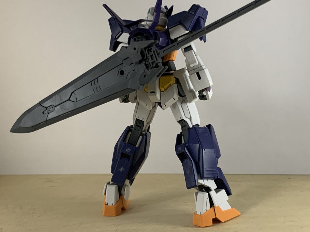 ガンダムAGE-1をマグナム化するにあたり、AGE大好きのキョウヤならスパローやレイザーのように大質量武装を用いた慣性運動による高速変態軌道をやりたがるんじゃないか、と考えました。加えてアスノ家の伝説のガンダムに倣って大剣も装備させてもいいかなと思い30mmから流用(後のトライスラッシュブレイドに繋がるイメージ)。