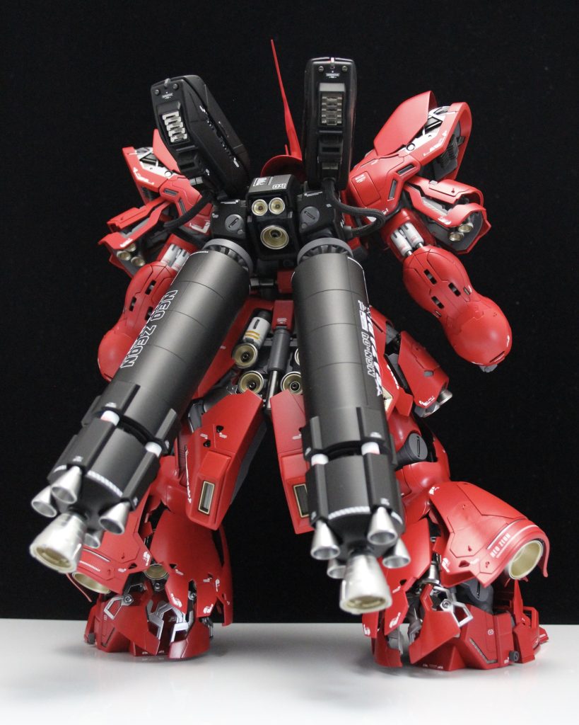 バックショットもお気に入りポイントです。クシャトリヤ・リペアードのキットを活用してこしらえた大容量タンク&整備兵こだわりの機体名をデカデカと記したマーキングが目を惹くかなと思います。