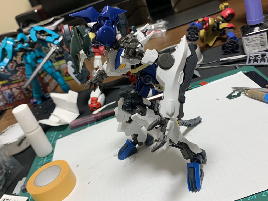 足りない物は首でした！ここにも統一感も出るかなと思いゼルトザームアームズの腕パーツを使用しました。イメージしている怪獣が恐竜のような（ゴ〇ラ等の）見た目だったのでこれでしっくり来ました。加えて頭をレギンレイズ・ジュリアの物から角部分を無くした物を使い、細長い生物的な顔になりました。
