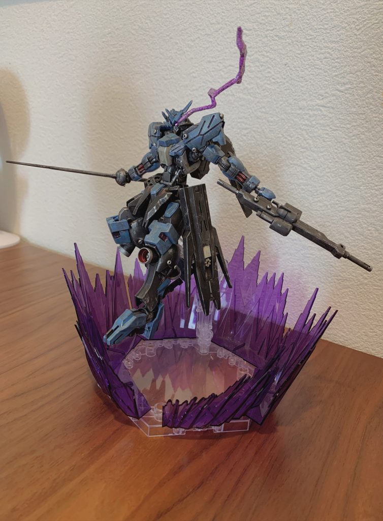 阿頼耶識type-E発動をイメージして台座はフィギアライズエフェクトのグラウンドエフェクトを使用。眼光は例の如くフィギアライズエフェクトのオーライエローをぶった斬り、ジェットライターで炙って少し歪に変形させたものを使用しました。上から100均のメタリックぷっくりペンのパープルを塗布し、その上からラメのりを塗り付けてキラッと