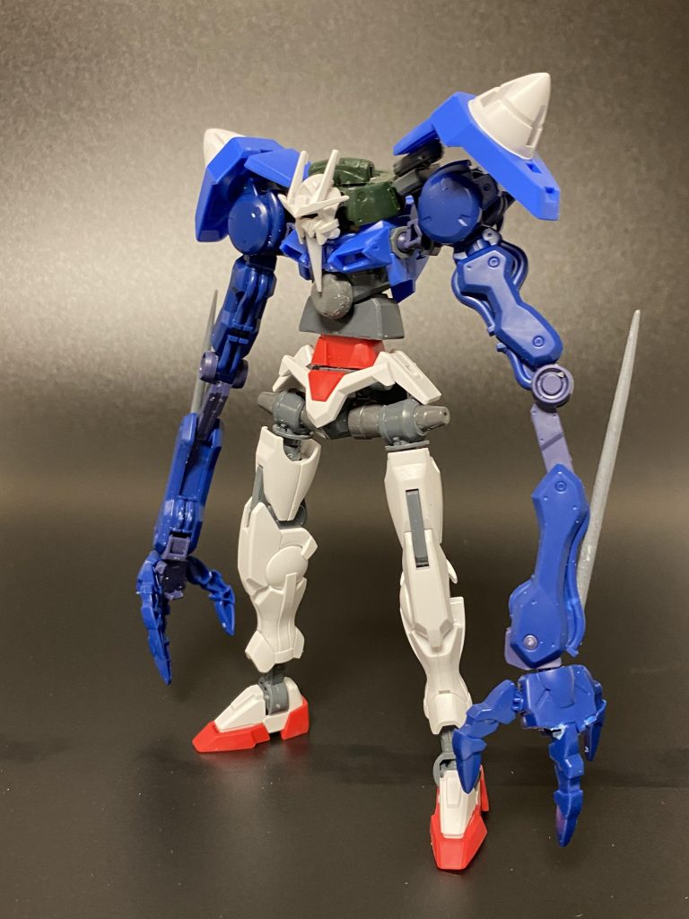 頭周りをジャンクで盛り付け。指を三本にして腕にトゲを取り付け。顔はガンダムだ！のセリフの為にそのまま使いアゴ部分を追加、